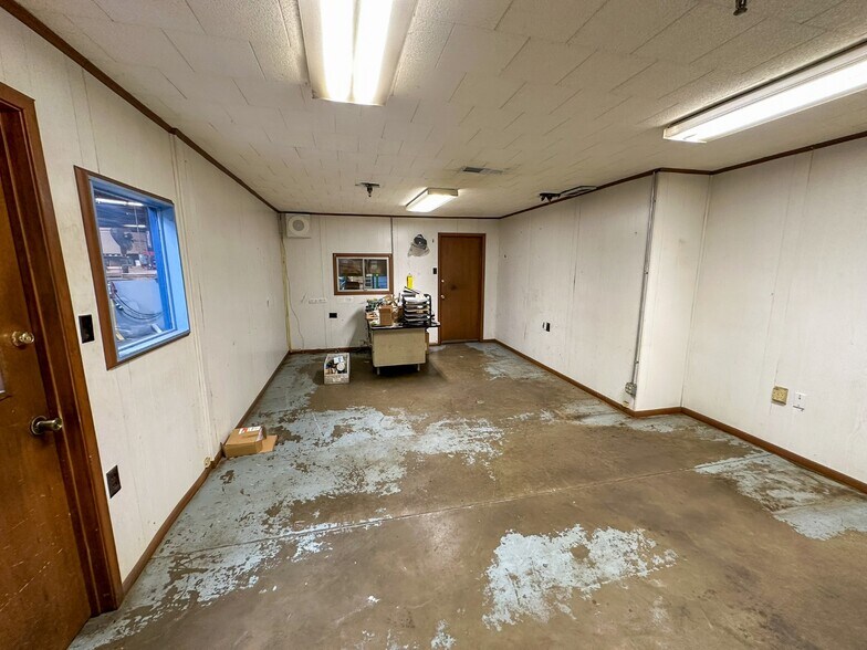 More Photos Of 101 Anvil St, Jacksonville Warehouse For Sale