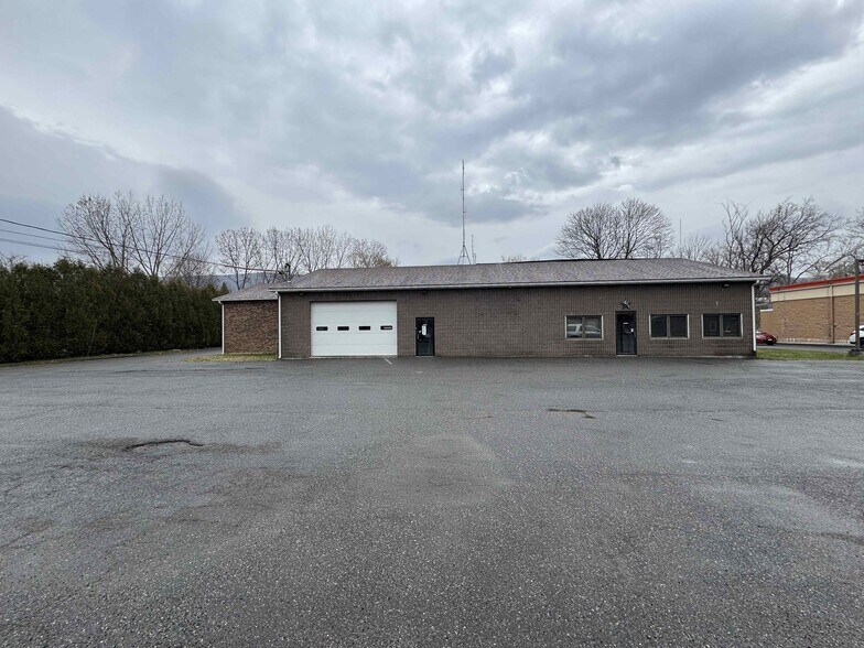 More Photos Of 185 Columbia St, Adams Flex For Lease