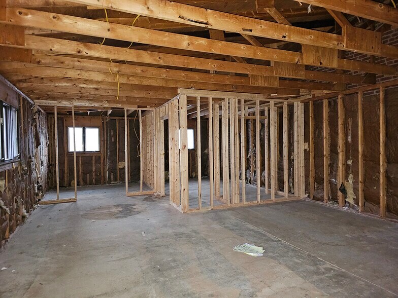 More Photos Of 115 S Hamilton St, Hillsboro Office For Sale