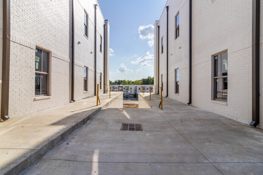 More Photos Of 1343 N Lamar Blvd, Oxford Land For Lease