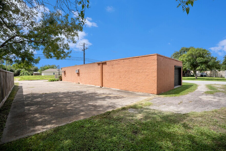 More Photos Of 512 N Logan St, Texas City Freestanding For Sale