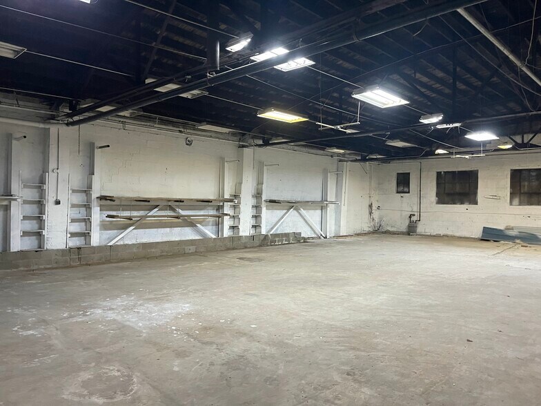 More Photos Of 537 Lincoln Hwy, East McKeesport Storefront For Sale