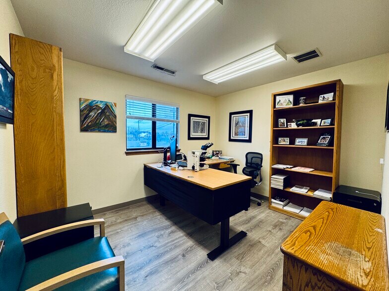 More Photos Of 2036 Railroad Ave, Redding Office For Sale