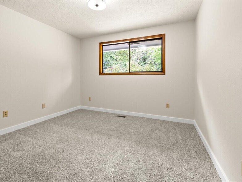 More Photos Of 115 NW Harmony Ln, Corvallis Specialty For Sale