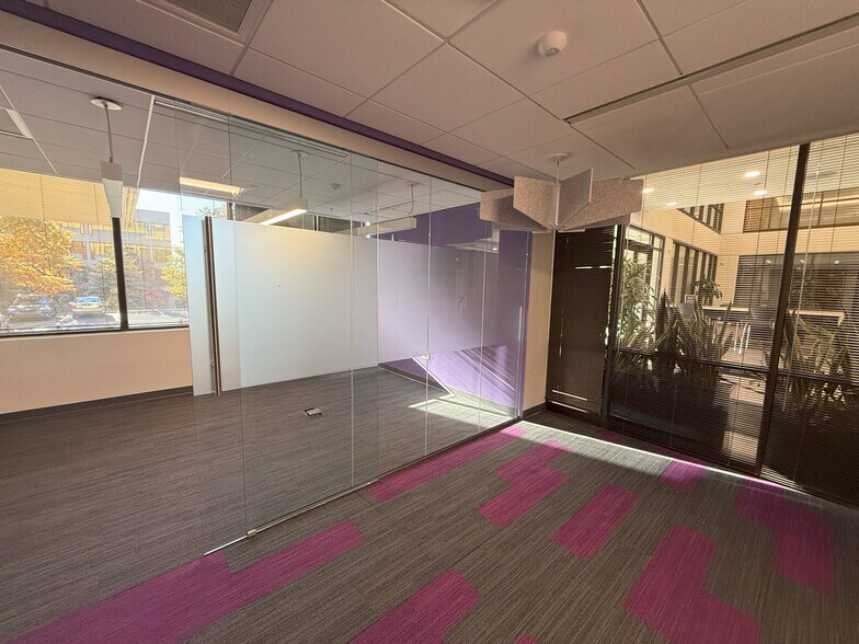 More Photos Of 730 Holiday Dr, Pittsburgh Office For Lease