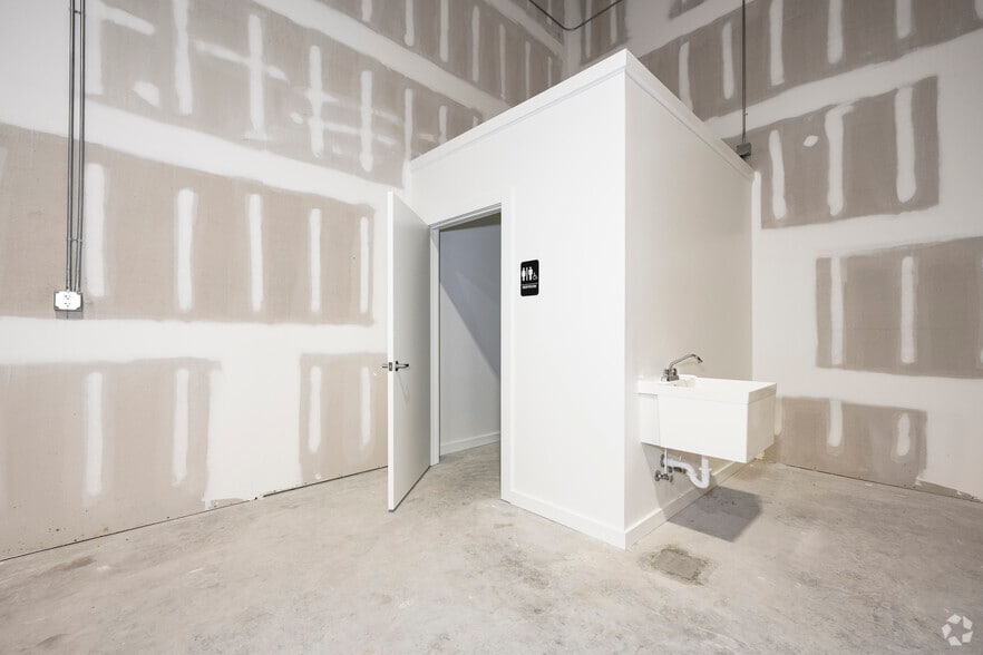 More Photos Of 452 Ninth St, Bunnell Light Distribution For Lease