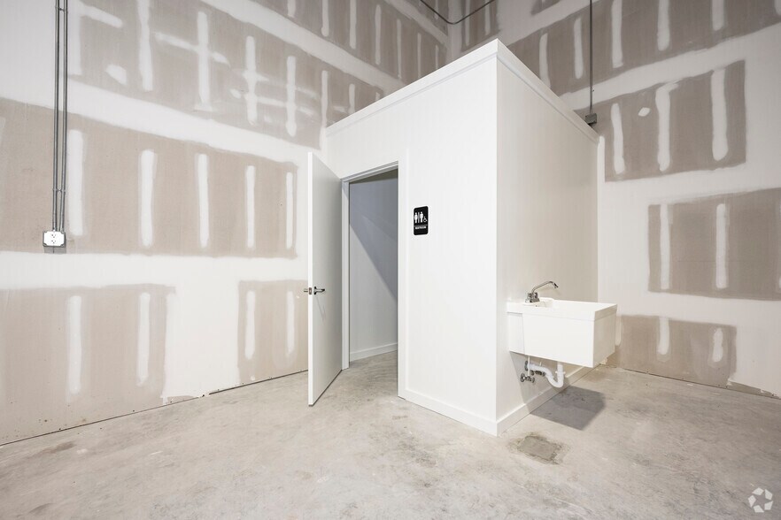 More Photos Of 452 Ninth St, Bunnell Light Distribution For Lease