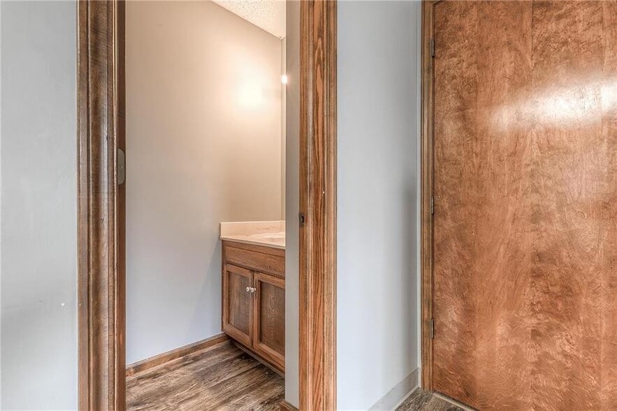 More Photos Of 4 W Monroe St, Buckner Office For Lease