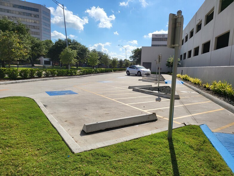 More Photos Of 4747 Bellaire Blvd, Bellaire Unknown For Lease