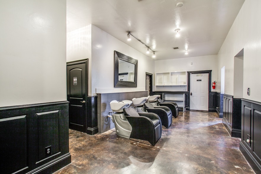 More Photos Of 250 W Olmos Dr, San Antonio Storefront Retail Office For Lease