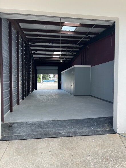 More Photos Of 1311 N Dixie Fwy, New Smyrna Beach Showroom For Lease