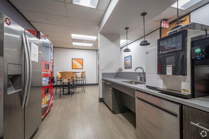 More Photos Of 12 Greenway Plz, Houston Coworking Space