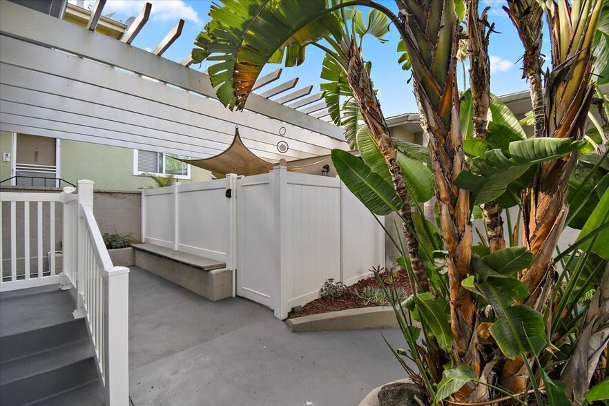 More Photos Of 1534 Manhattan Beach Blvd, Manhattan Beach Apartments For Sale