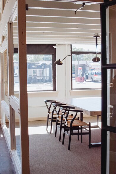 More Photos Of 633-635 W Davis St, Dallas Freestanding For Lease