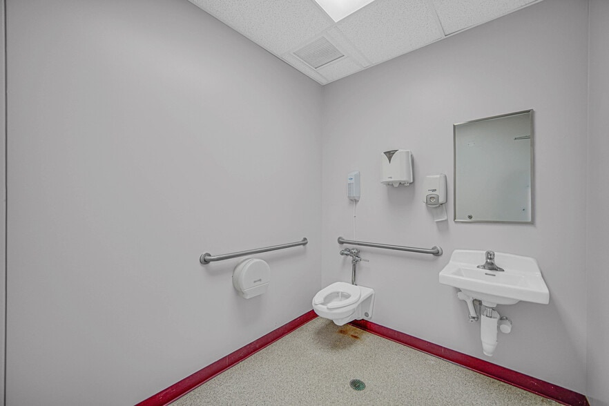 More Photos Of 134 W 111th St, Chicago Medical For Lease