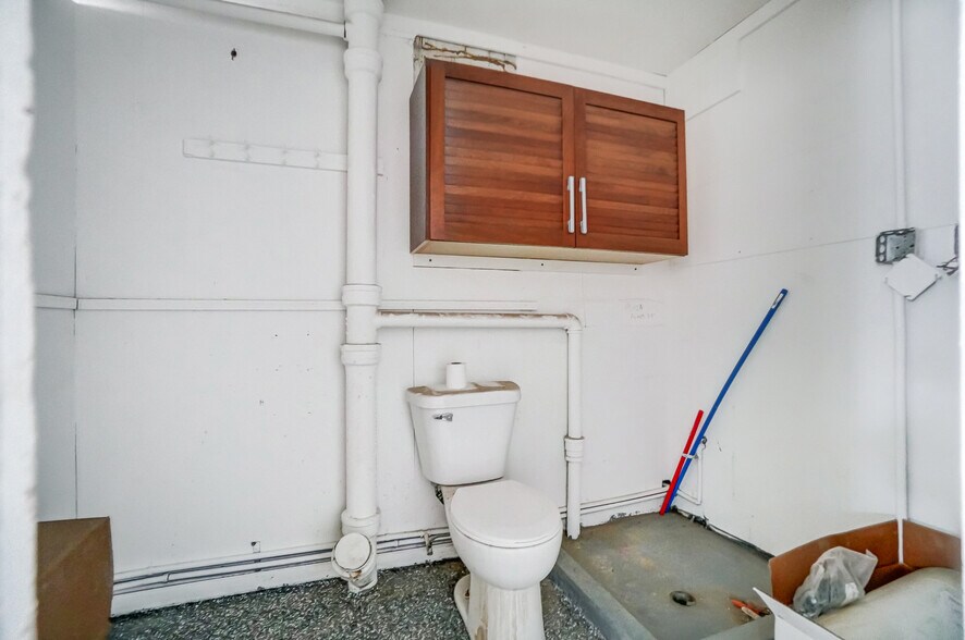 More Photos Of 994 E Market St, Celina Freestanding For Sale