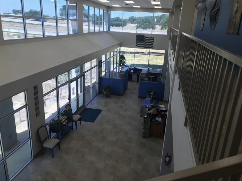 More Photos Of 1516 Central Park Dr, Hurst Industrial For Lease