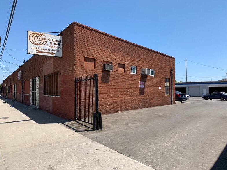 More Photos Of 15140-15180 Raymer St, Van Nuys Warehouse For Lease