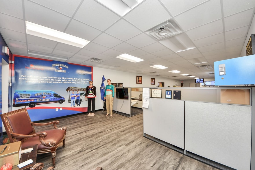 More Photos Of 10814 Woodedge Dr, Houston Warehouse For Sale