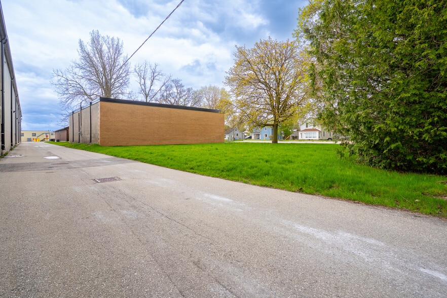 More Photos Of 49 Stover St S, Norwich Freestanding For Sale