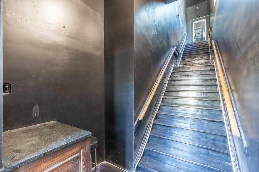 More Photos Of 141 Oak St, Abilene Storefront Retail Office For Sale