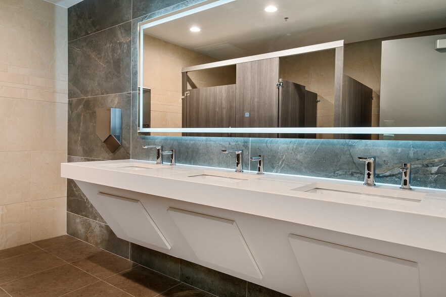 More Photos Of 9950 Lawrence Ave, Schiller Park Unknown For Lease