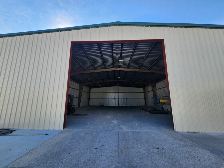 More Photos Of 351 Scottys Way, Bowling Green Service For Lease