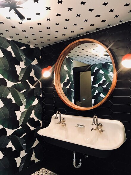 More Photos Of 689 Central Ave, Saint Petersburg General Retail For Lease