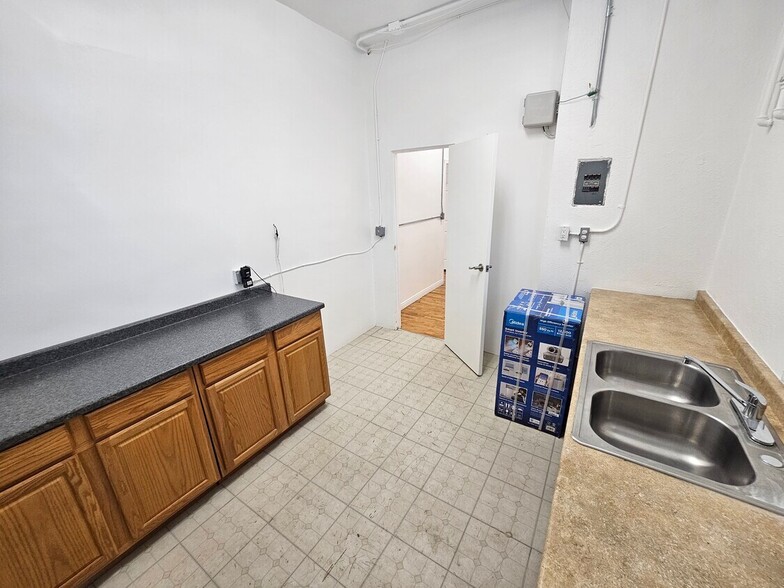 More Photos Of 6623 San Fernando Rd, Glendale Storefront Retail Office For Sale