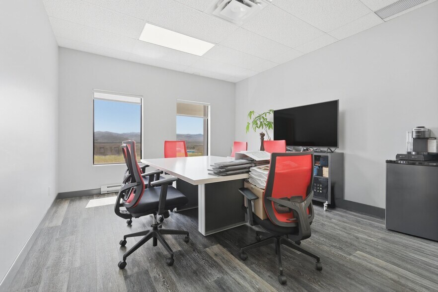 More Photos Of 8905 Boul Henri-Bourassa O, Saint-Laurent Showroom For Lease