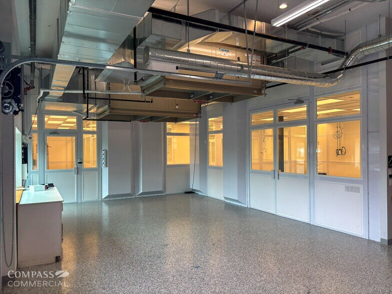 More Photos Of 20706 High Desert Ln, Bend Research And Development For Lease