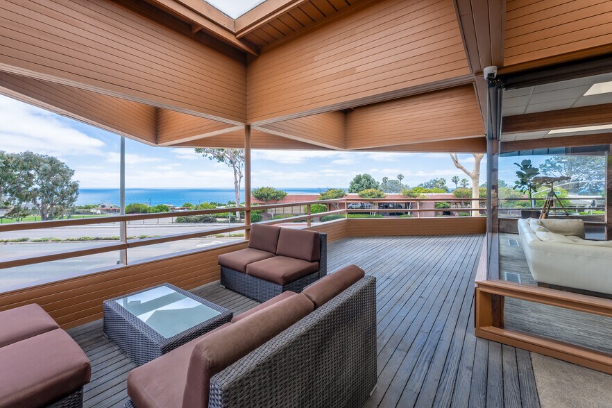 More Photos Of 853 Camino del Mar, Del Mar Office For Sale