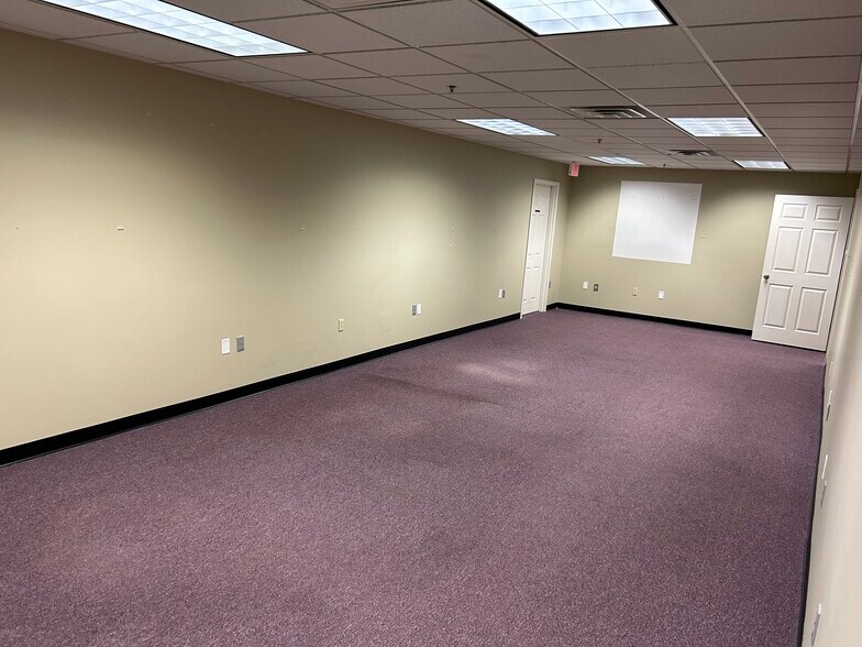 More Photos Of 222 Rhl Blvd, Charleston Unknown For Lease