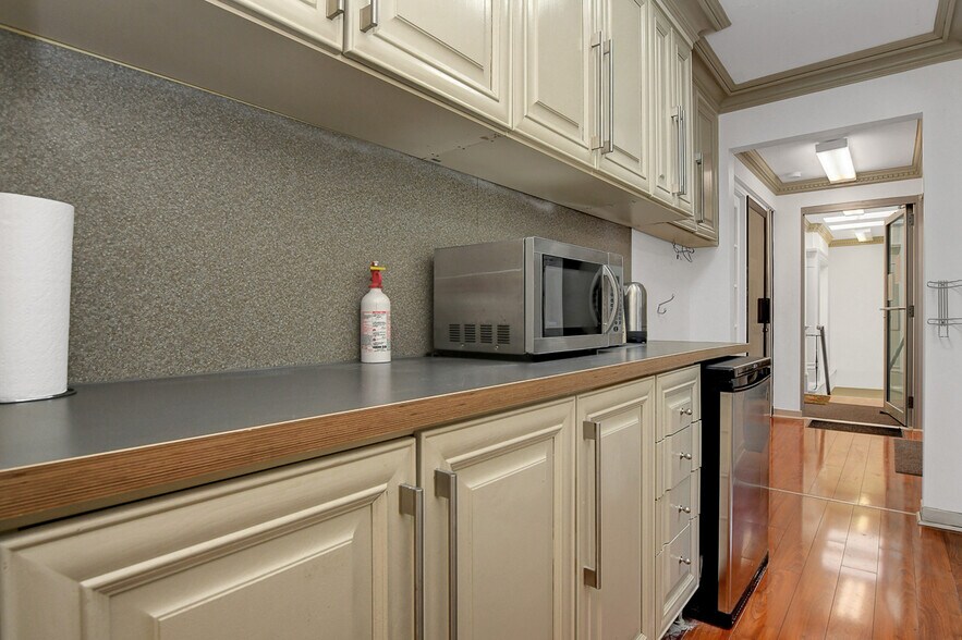 More Photos Of 255 Montreal Rd, Ottawa Storefront Retail Office For Lease