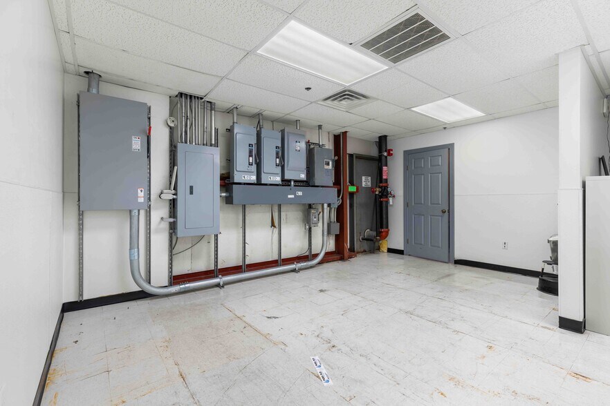 More Photos Of 909 Shaver St, Pasadena Manufacturing For Lease