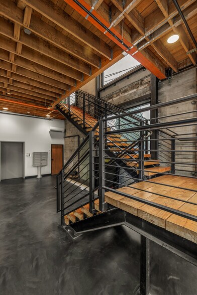 More Photos Of 502 7th St, Oregon City Storefront Retail Office For Sale