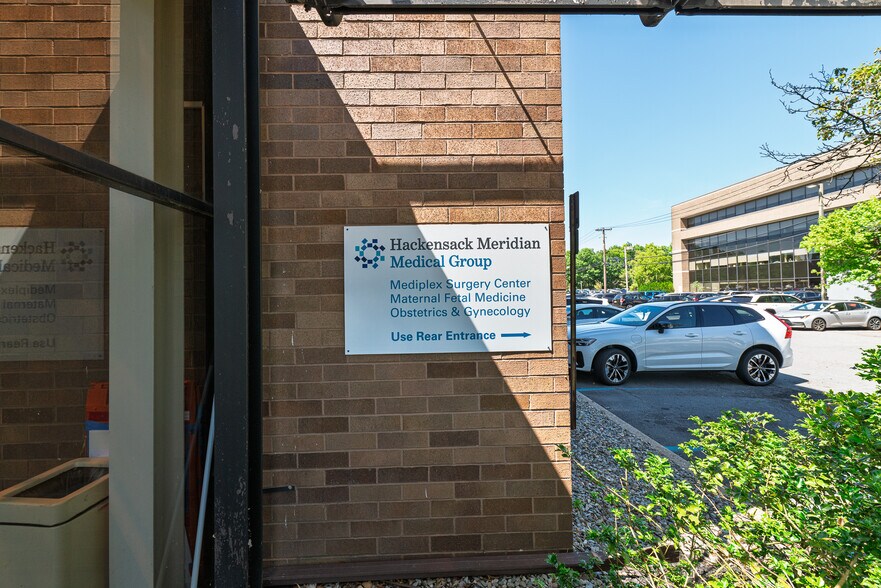 More Photos Of 98 James St, Edison Medical For Lease