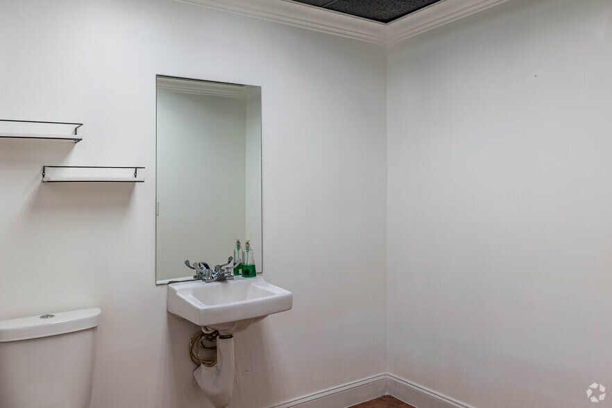 More Photos Of 2223 NW 26th Ave, Miami Warehouse For Lease