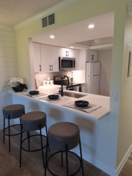 More Photos Of 3700 BENEVA Rd, Sarasota Apartments For Sale