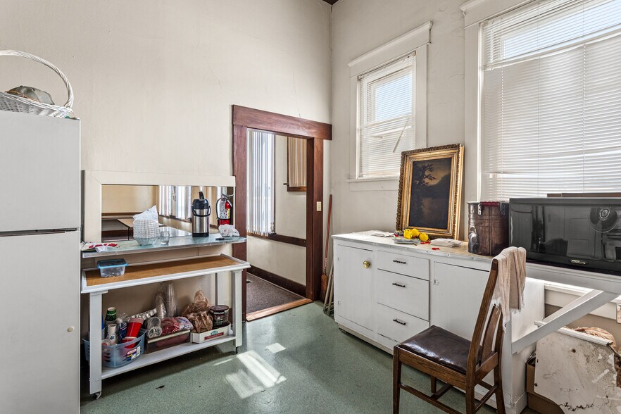 More Photos Of 305 E 1st St, Cle Elum Post Office For Sale
