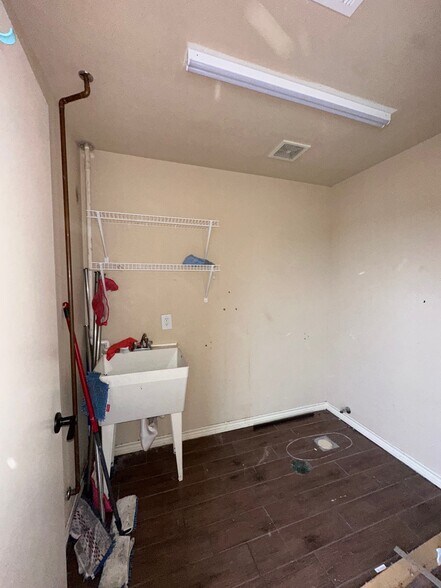 More Photos Of 2452 W Loop 340, Waco Freestanding For Lease