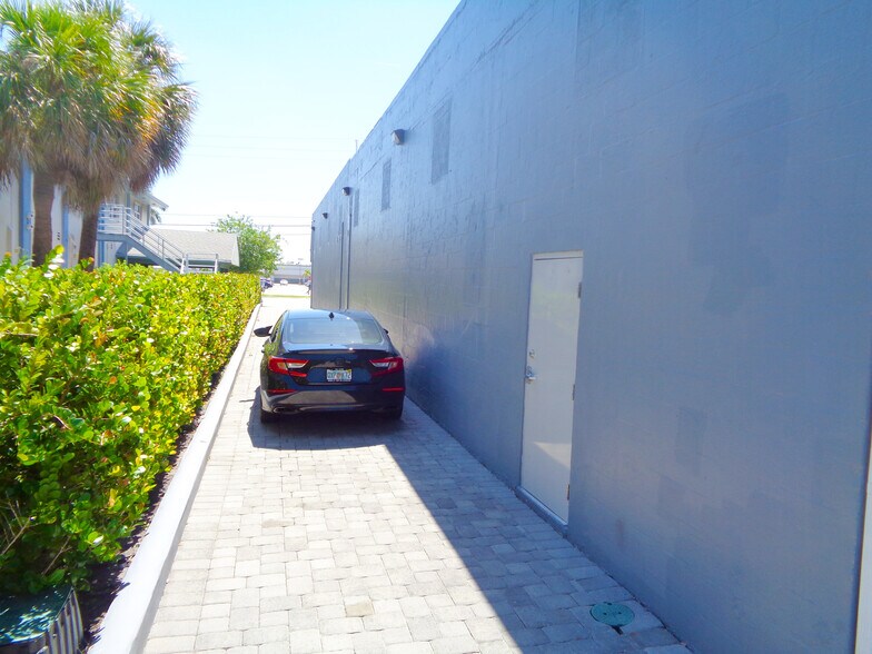 More Photos Of 3749 N Federal Hwy, Pompano Beach General Retail For Lease