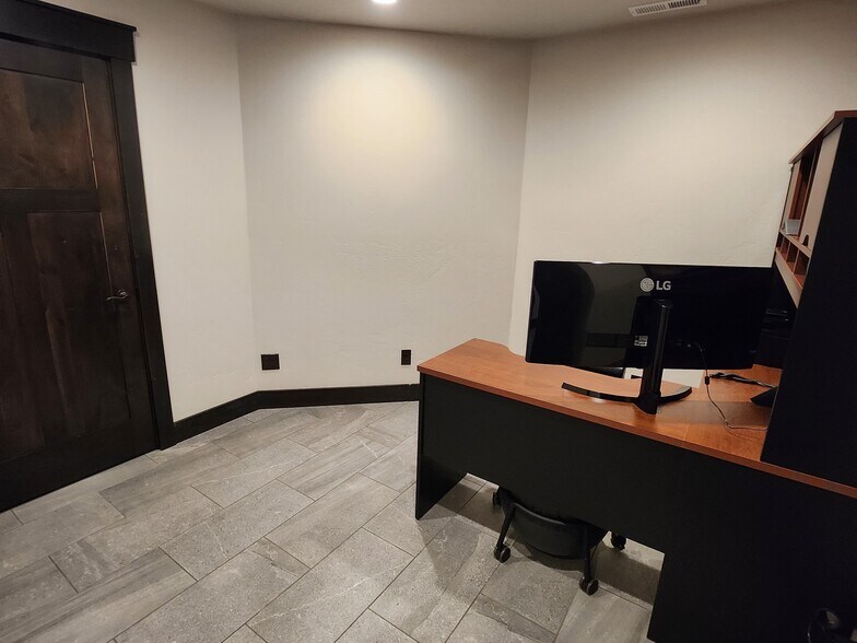 More Photos Of 10157 N Taryne St, Hayden Warehouse For Lease