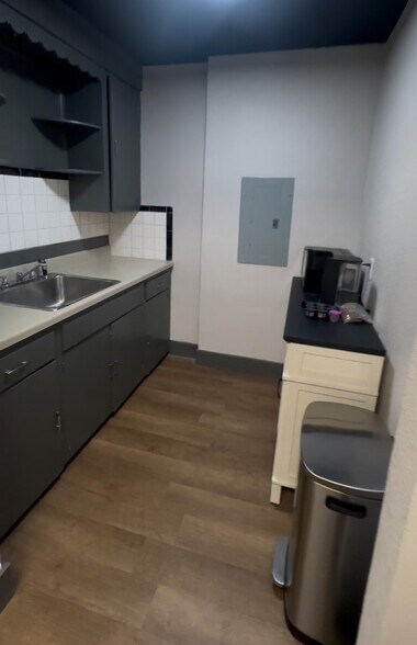 More Photos Of 411 S Riverside Dr, Fort Worth Storefront Retail Office For Lease
