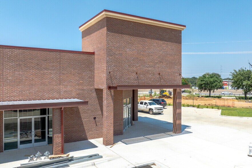 More Photos Of 1329 S Stemmons Fwy, Lewisville General Retail For Sale