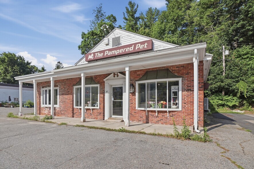 Primary Photo Of 711 Pleasant St, Paxton General Retail For Sale