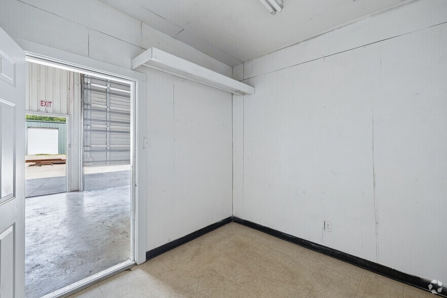 More Photos Of 308 Thomas Pl, Everman Warehouse For Sale