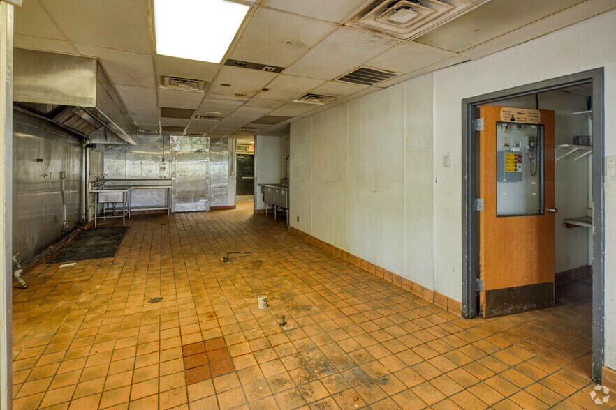 More Photos Of 1855 E Memorial Blvd, Lakeland Fast Food For Sale