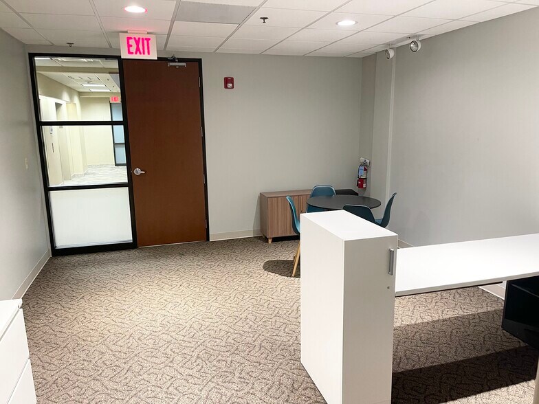 More Photos Of 10700 W Higgins Rd, Rosemont Office For Sale