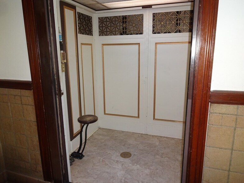 More Photos Of 201 N Penn Ave, Independence Office For Sale
